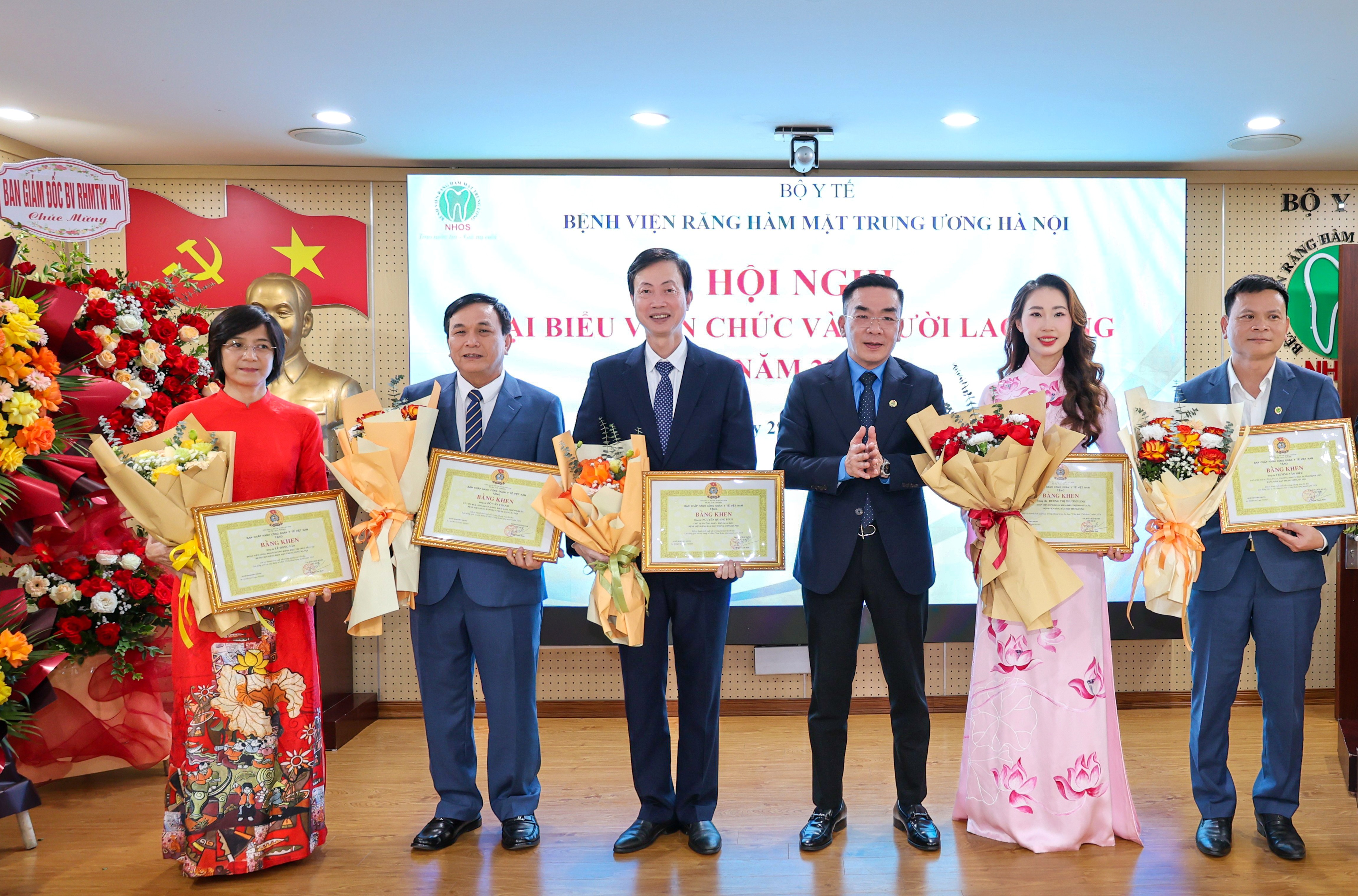 Trao tặng giấy khen cho các cá nhân có thành tích xuất sắc trong các phong trào thi đua và công tác công đoàn năm 2025